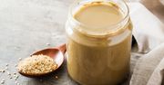 Tahini – jak zrobić pastę sezamową? Z czym ją jeść?