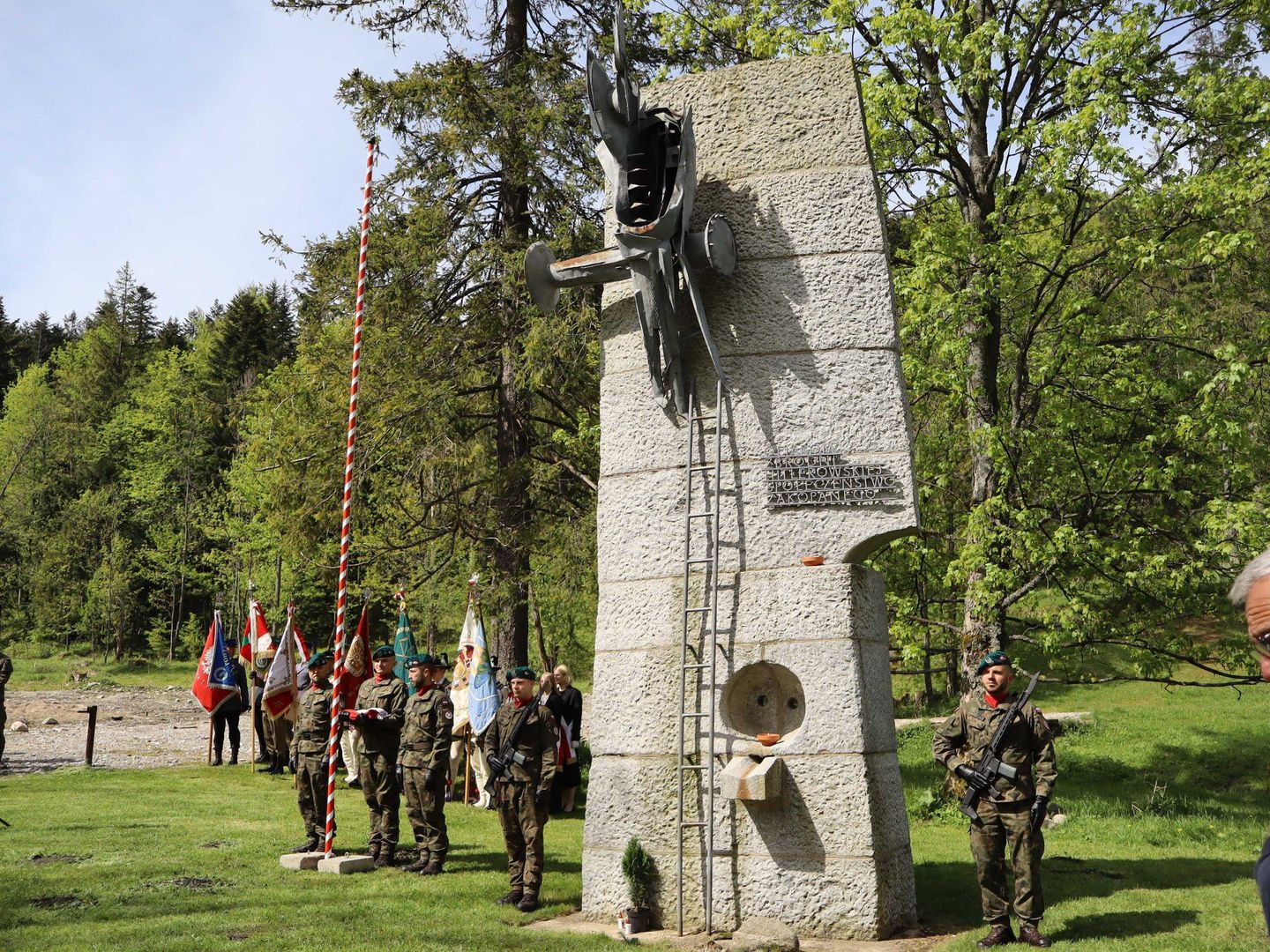 Uroczystości pod pomnikiem Władysława Hasiora w Zakopanem - 81 lat po tym, jak Niemcy zamordowali tam 20 Polaków