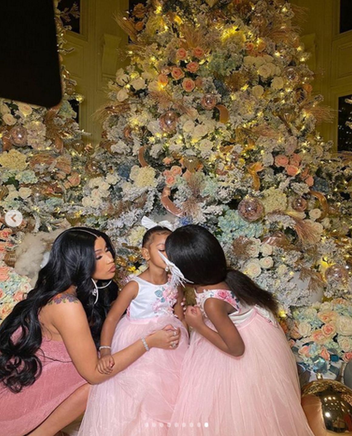 Cardi B pokazuje udekorowany świątecznie dom, córkę i pasierbicę