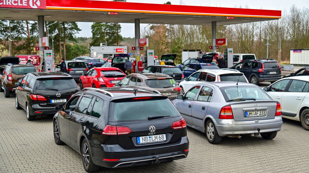 Lubieszyn. Kolejka kierowców z Niemiec na stacji paliw