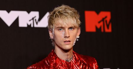 Machine Gun Kelly wytatuował sobie PÓŁ CIAŁA na czarno. Internauci są zażenowani: "Weź kąpiel i wróć" (FOTO)