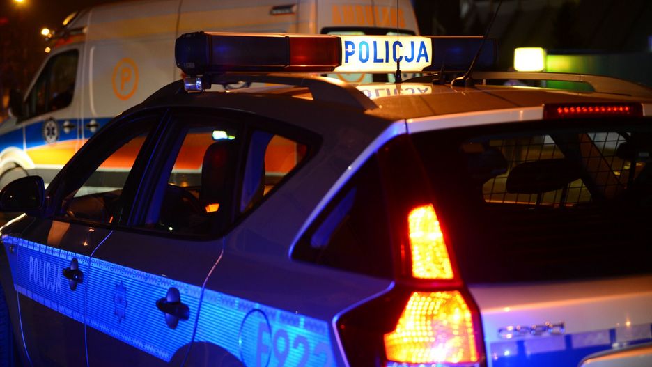 Wypadek dw�ch aut w BelchatowieFot. Adam Staskiewicz/East News Belchatow, 04.11.2018. Wieczorny wypadek przy restauracji McDonalsd's. W wyniku nieustapienia pierwszenstwa przejazdu doszlo zderzenia dwoch aut. N/z policja.Adam Staskiewicz
