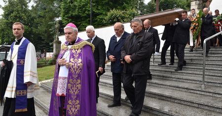 Tłumy pożegnały we Włostowie zmarłego księdza prałata Jerzego Siarę