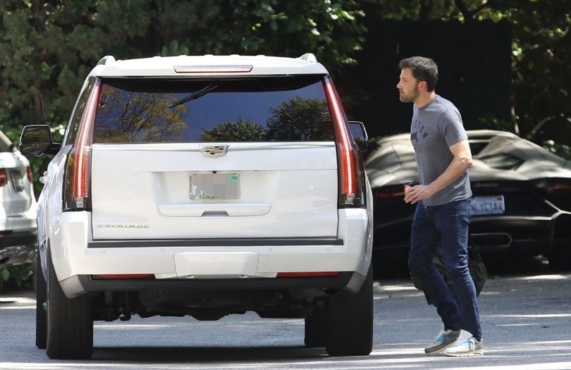 Ben Affleck wysiada z samochodu Jennifer Lopez po hotelem w Bel Air
