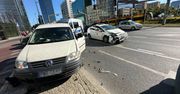 Warszawa: Zderzenie na środku Ronda ONZ. Obaj kierowcy twierdzą, że mieli zielone światło