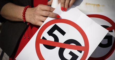 Oszuści zbijają majątki na strachu przed 5G. UOKiK: "Nie chcemy strzelać z armat do wróbli"