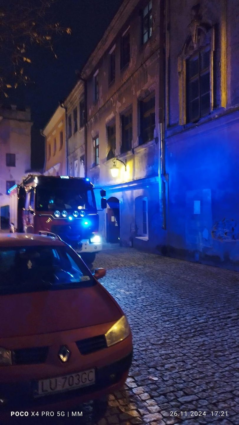 Interwencja strażaków do uwięzionego kota w piwnicy kamienicy przy ul. Jezuickiej