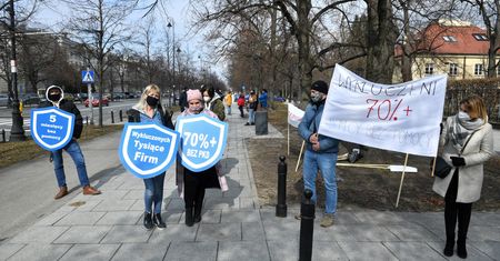 Warszawa. Protest przedsiębiorców przed kancelarią premiera