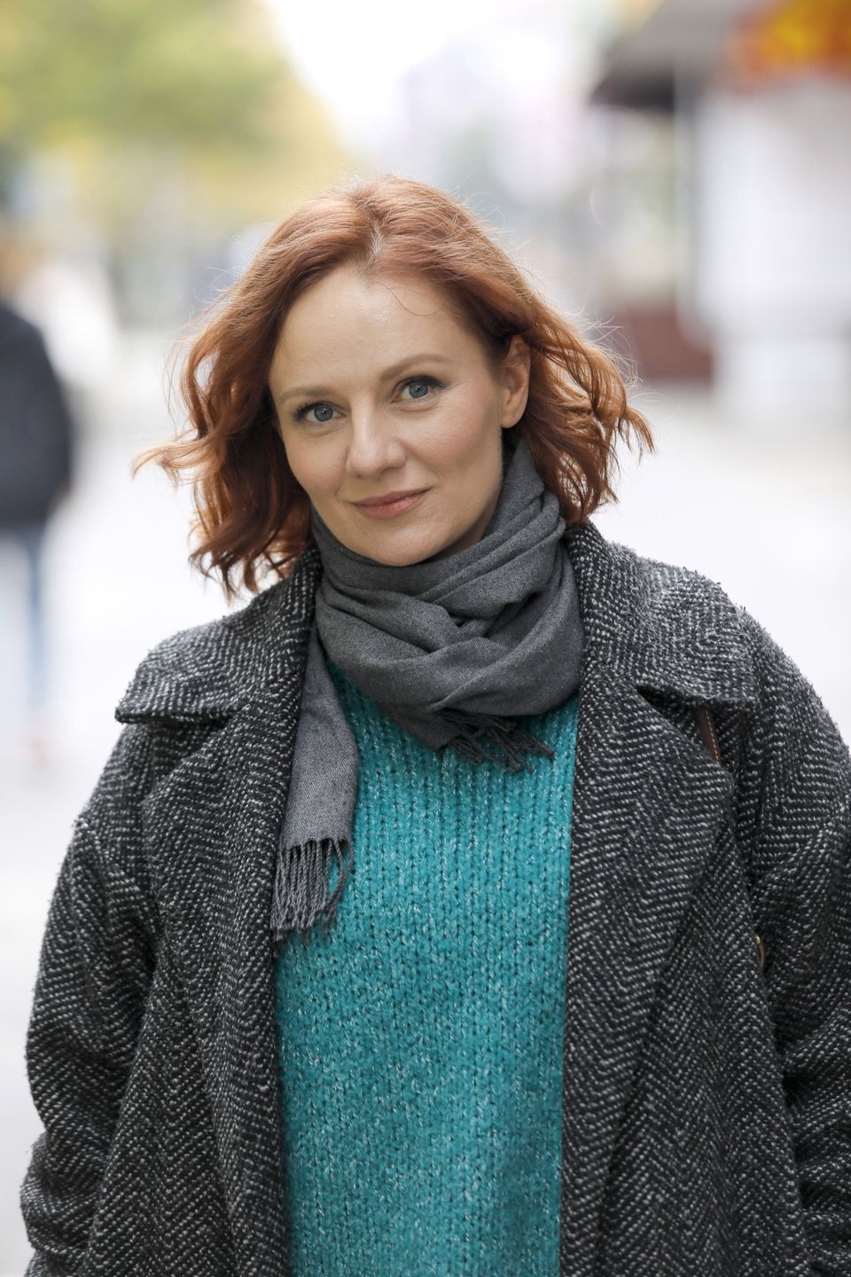scena z: Ewelina Flinta, SK:, , fot. AKPAGwiazdy DDTVN, kobieta, makijaż delikatny, październik 2022, szalik szary, portret, Ewelina Flinta