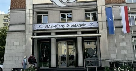 Transparent na gmachu PKP Cargo. To nie żart, kazał go umieścić prezes