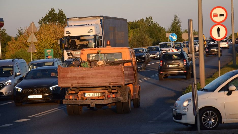 Ogromne korki na drodze wojewódzkiej 482 w Zduńskiej Woli. Zaczęła się przebudowa