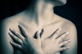Jak zmieniają się kobiece piersi z wiekiem? Sprawdź dlaczego tracą jędrność