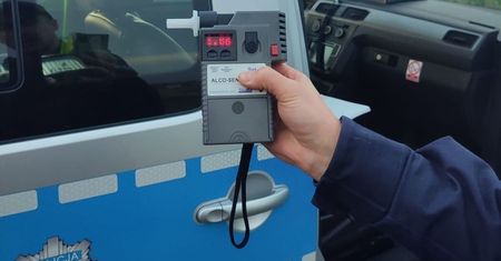 Kompletnie pijany, po raz kolejny siadł za kierownicą. Dobrze, że zatrzymała go policja. Miał 3 promile…