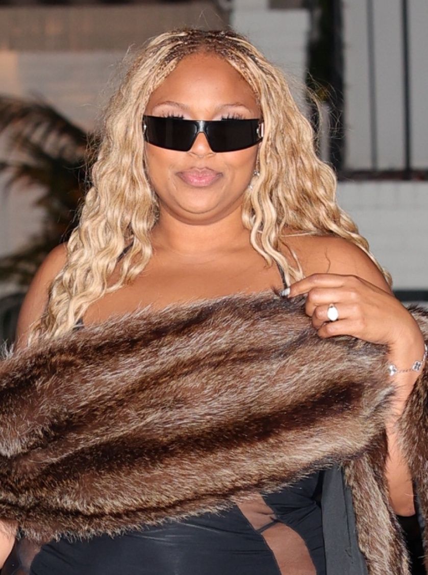 Lizzo w śmiałej sukience drepcze na randkę z ukochanym