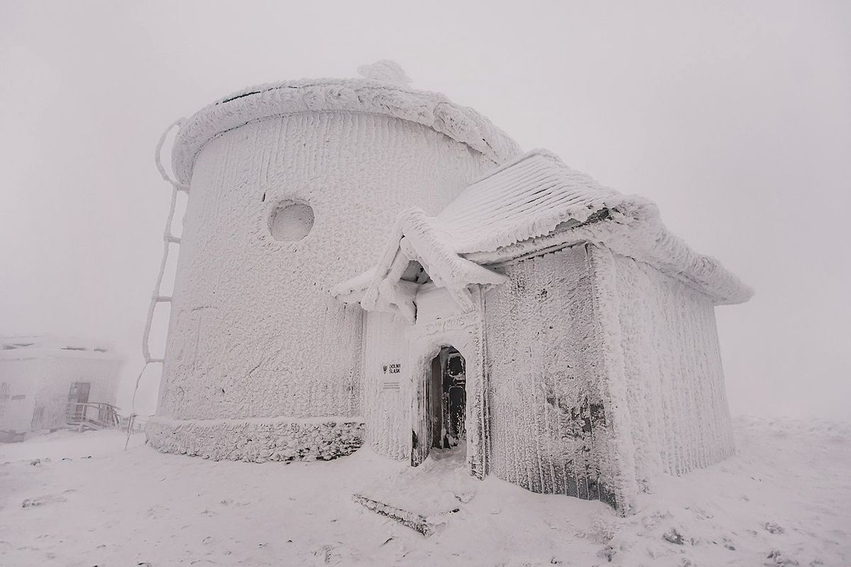 Śnieżka. Zniszczono drzwi kaplicy, wybito szybę w obserwatorium (zdjęcie ilustracyjne, fot.: Aneta Pawska)