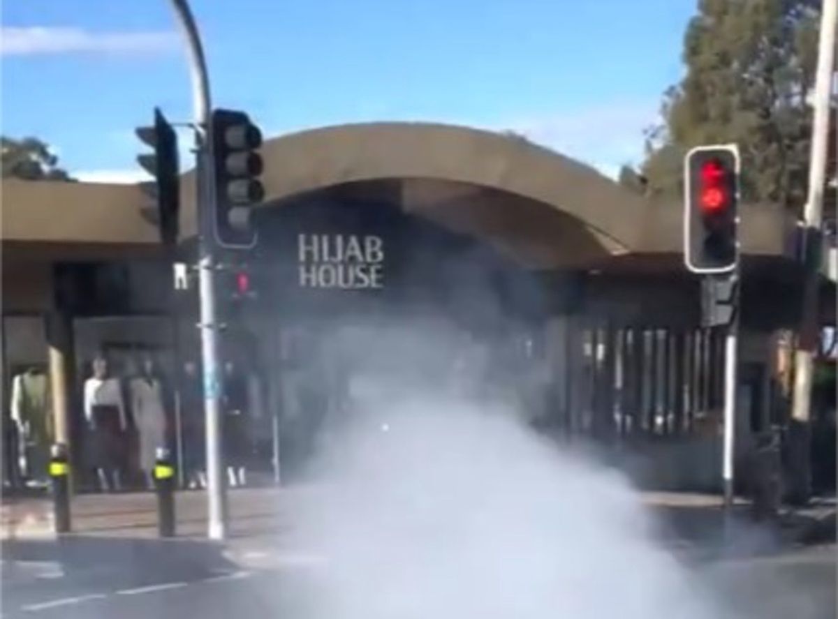 Australia. Rozpędzony samochód wjechał w drzwi frontowe sklepu Hijab House
