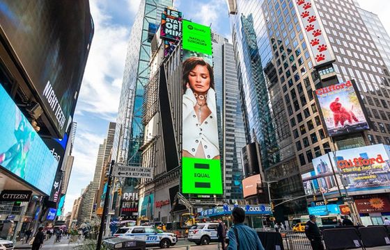 Natalia Szroeder w reklamie Spotify na Times Square w Nowym Jorku