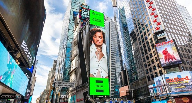 Natalia Szroeder w reklamie Spotify na Times Square w Nowym Jorku