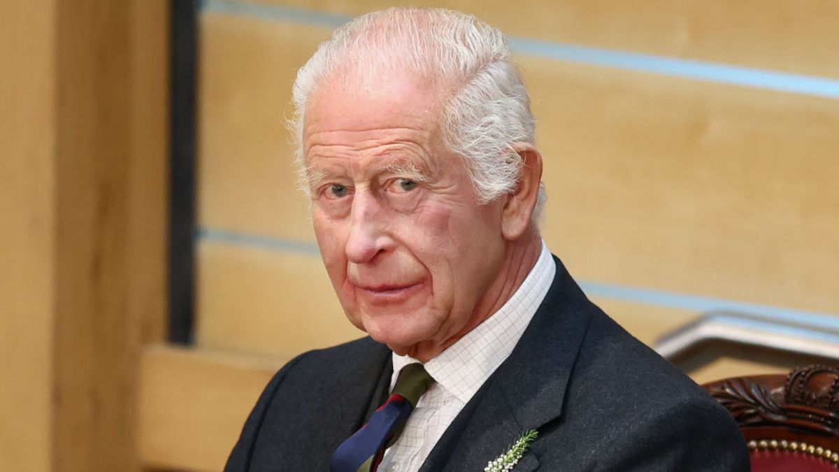 Król Karol zawiesza leczenie onkologiczne.