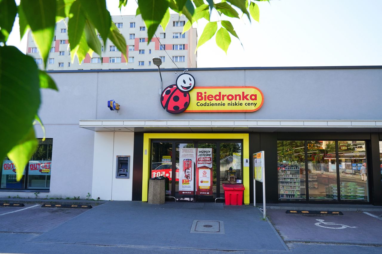 biedronka, supermarket, hypermarket, poland, logo, store, dyskont biedronka, polish, market, facade, building, ad, advertisement, advertising, banner, brand, business, chain, chain store, cheap, cheap store, city, commercial, company, direction, europe, exterior, grocery, grocery store, jeronimo, jeronimo martins, outdoor, portuguese, post, purchase, retail, shop, sign, signboard, storefront, symbol, trade