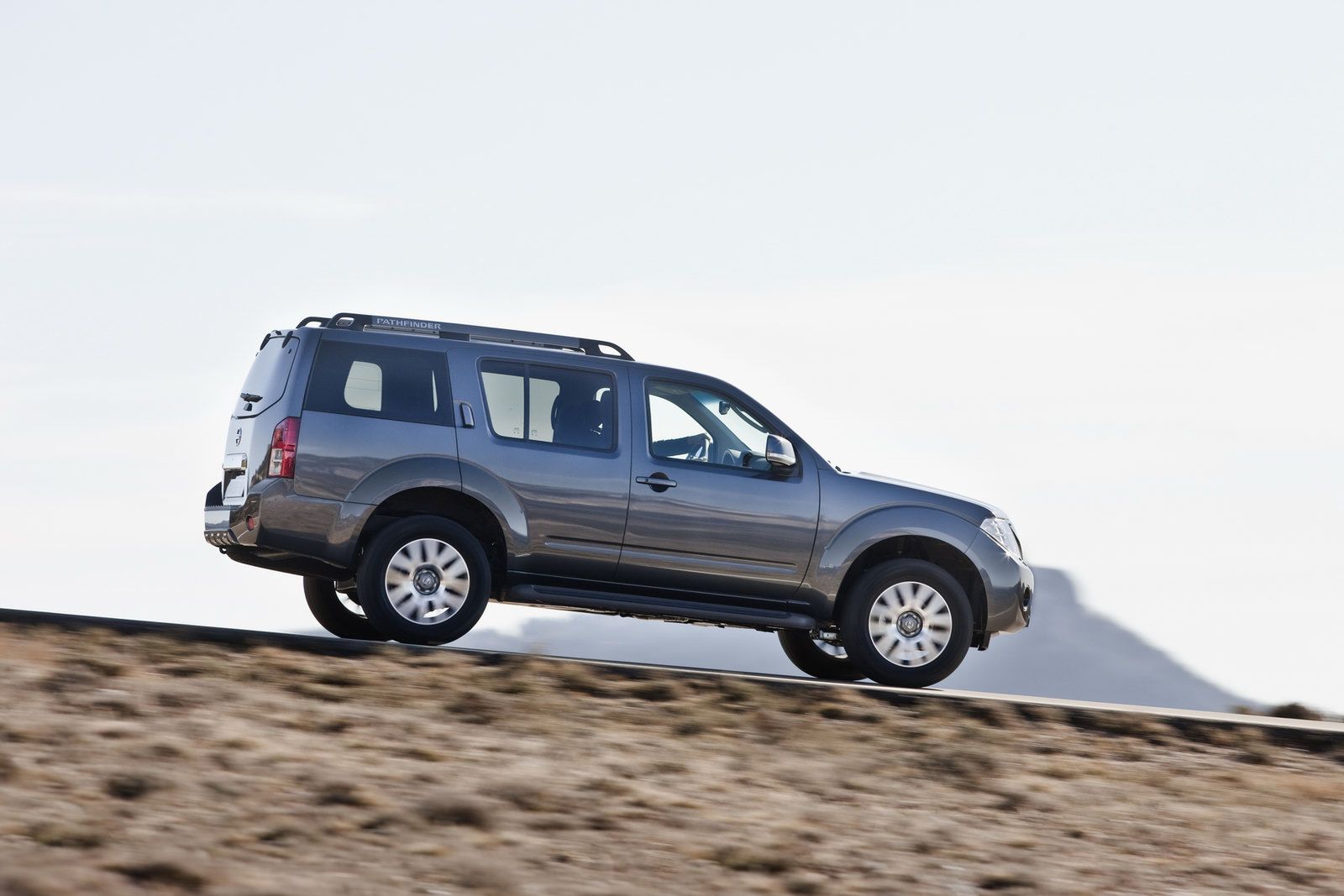 2011-Nissan-Pathfinder-Navara-11