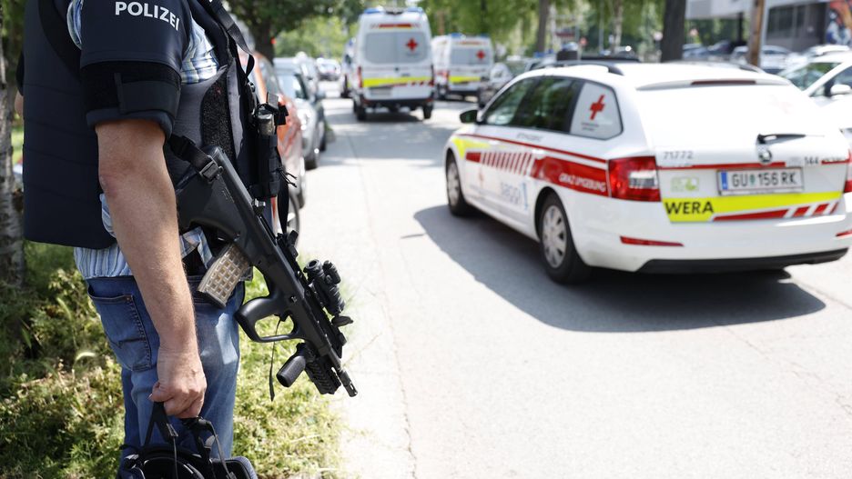School shooting in Graz
A major police operation began on Tuesday morning, June 10, 2025, at a school in Graz following a deadly school shooting. In the picture: Police officer near the scene of the crime. - 20250610_PD3498 
Dostawca: PAP/APA
ERWIN SCHERIAU
Graz, Styria, Austria, shooting, school, police, crime
