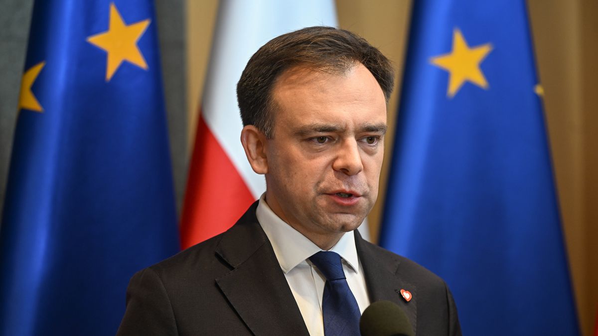 Warszawa, 21.10.2026. Minister finansów i gospodarki Andrzej Domański podczas wspólnej konferencji prasowej z premierem Donaldem Tuskiem przed wylotem z Warszawy do Wietnamu, 21 bm. Donald Tusk poinformował, że podpisał wniosek do prezydenta o mianowanie Andrzeja Domańskiego na wicepremiera. Premier udaje się z wizytą do Wietnamu i Indii. (mr) PAP/Radek Pietruszka