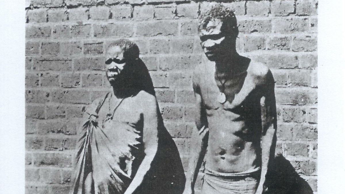 Nehanda Nyakasikana (po lewej) i Kaguvi po pojmaniu w 1897 r.