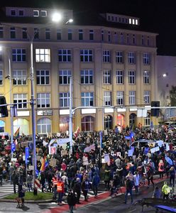 Strajk kobiet. Wrocław. Nagrobek pod siedzibą PiS i mandaty dla kierowców