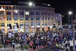 Strajk kobiet. Wrocław. Nagrobek pod siedzibą PiS i mandaty dla kierowców