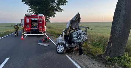 Koszmarny wypadek na Pomorzu. Passata rozerwało na pół. Zdjęcia przyprawiają o dreszcze