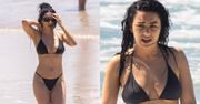 Charli XCX relaksuje się na australijskiej plaży, paradując w czarnym bikini