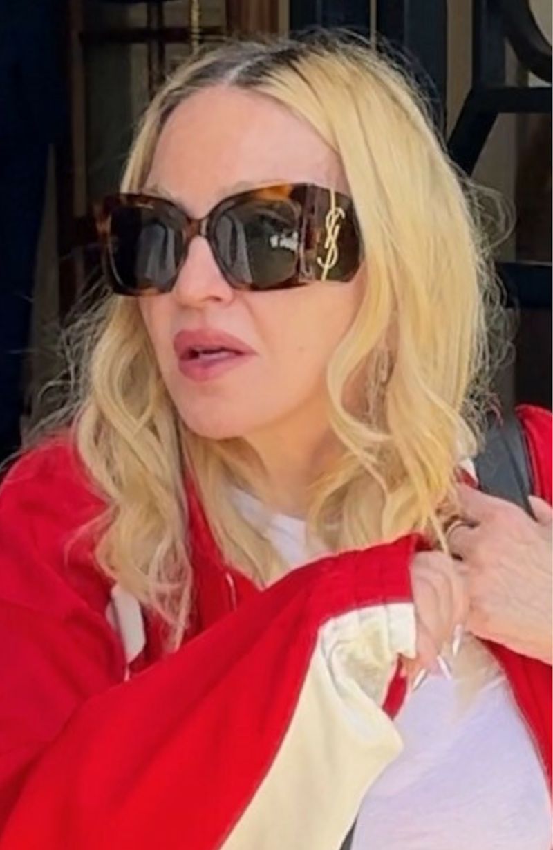 Wyluzowana Madonna opuszcza paryski hotel