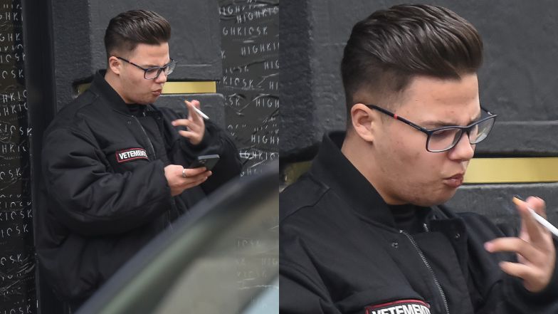 Allan Krupa pali papierosa przed butikiem