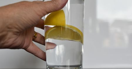 Dodajesz cytrynę do wody? Eksperci ostrzegają