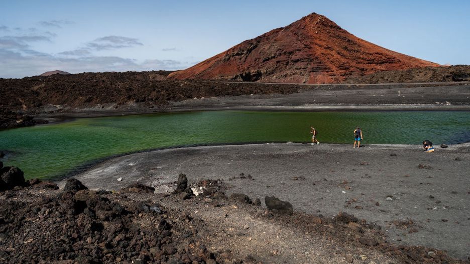 Turyści na terenie parku Timanfaya