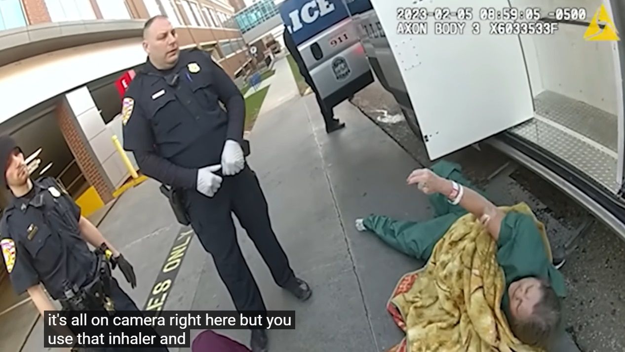 Kobieta mówiła, że się dusi. Policjanci uznali, że udaje