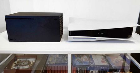 PlayStation 5 czy Xbox Series X? Postawiliśmy je razem i mamy pierwsze wnioski