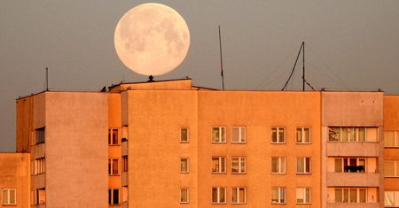 Najpiękniejsza pełnia 2020 roku za nami. Oto wasze zdjęcia Różowego Księżyca