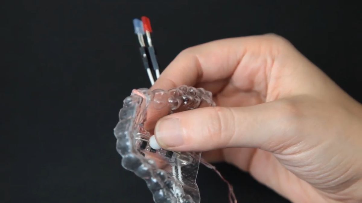 Urządzenie, które pozwala sterować komputerem za pomocą języka 1