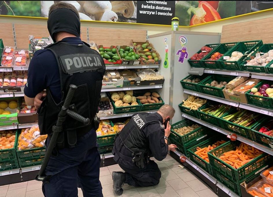 Policjanci zostali wezwani w związku z nieprawidłowym oznakowaniem ziemniaków w sklepie w Łodzi