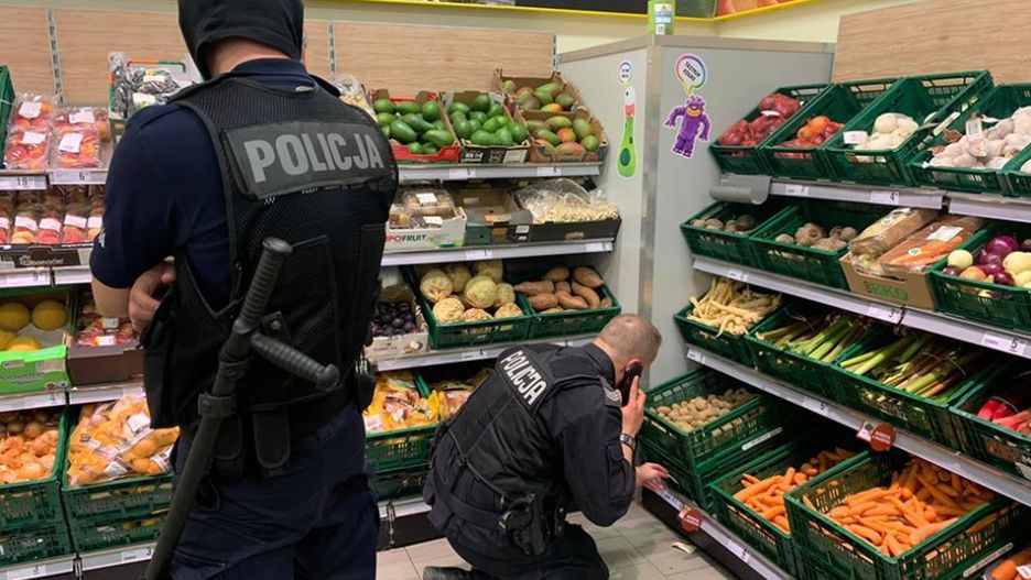 Policjanci zostali wezwani w związku z nieprawidłowym oznakowaniem ziemniaków w sklepie w Łodzi