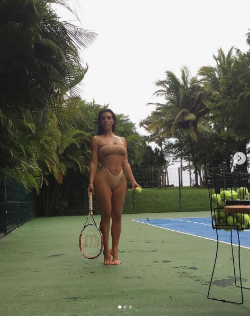 Kim Kardashian gra w tenisa w bikini