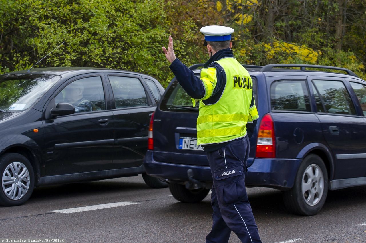 Przy cmentarzach jest wzmożony ruch samochodowy