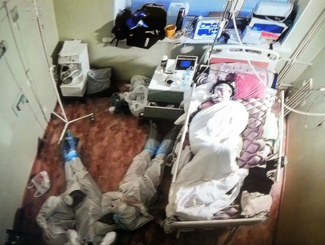 Trójka rosyjskich lekarzy czuwa przy łóżku chorego na COVID-19