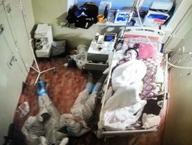 Trójka rosyjskich lekarzy walczyła całą noc, by pacjent z COVID-19 przeżył. Zdjęcie mówi samo za siebie