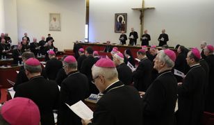Coraz mniej ludzi w kościołach. Episkopat przyznaje