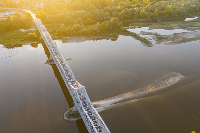 Wody w rzekach coraz mniej. Historyczny rekord pobity, wstrzymano kursowanie promu (zdjęcia)