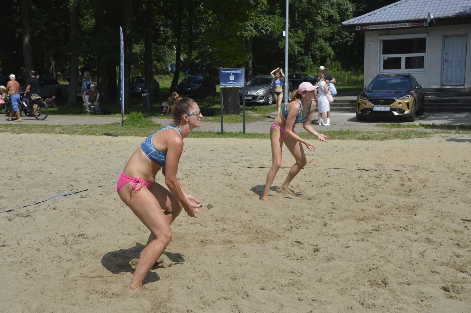 13 par kobiecych wzięło udział w turnieju siatkówki plażowej w Zieleniewie.
