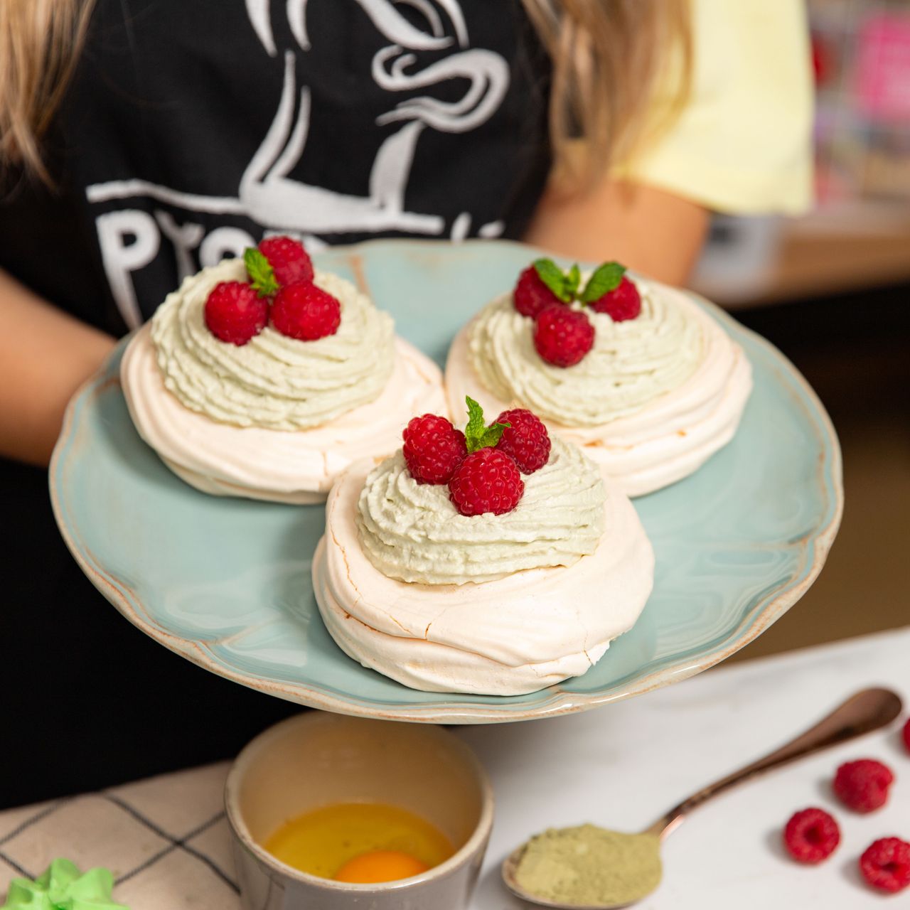 Mini meringues with matcha cream